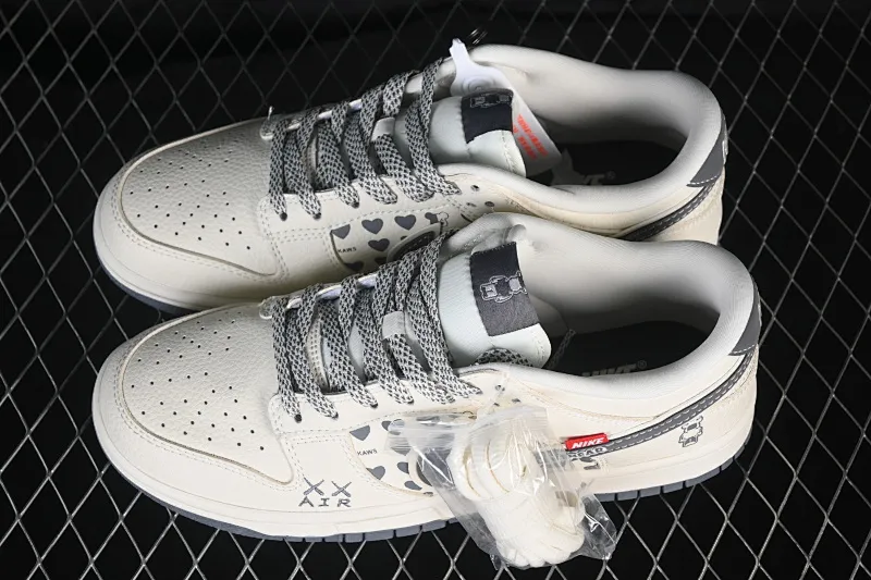 All categories Nk SB Dunk Series Nk SB Dunk Low High-end customized low-top sneakers Nike SB Dunk Low Violent Bear collaboration white and gray double hooks High-end customized low-top casual sneakers TX1688-006